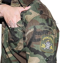 Рубашка Rothco с нашивками Special Forces S woodland