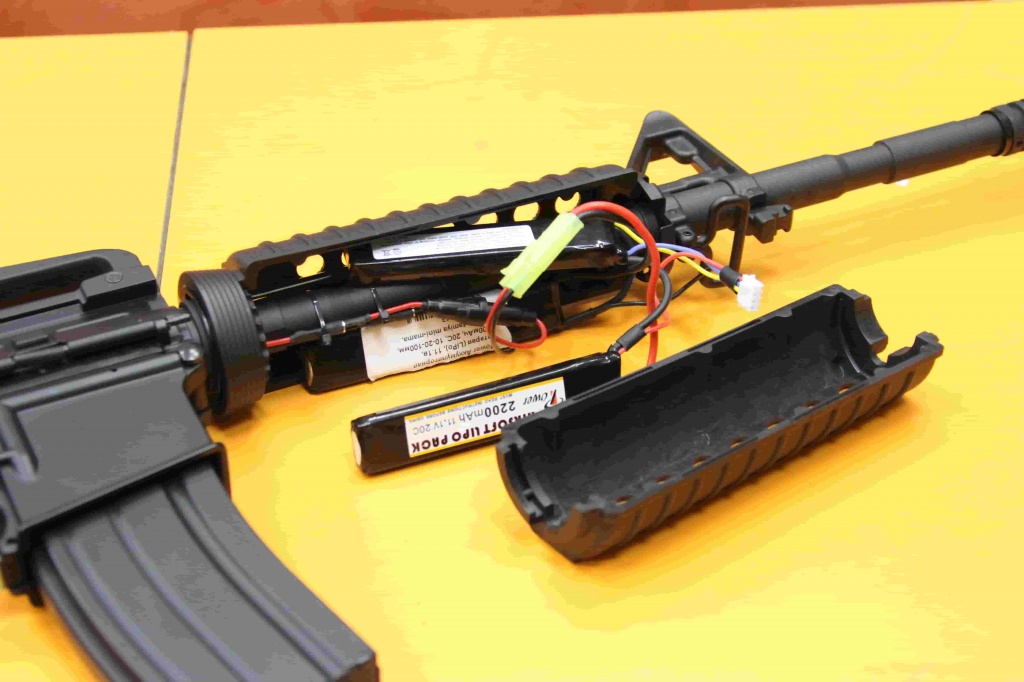 Аккумуляторная батарея в цевье М4А1 изображение