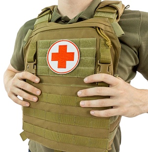 Нашивка Strike "Медик / Санитар. Красный крест" 90 мм, белый